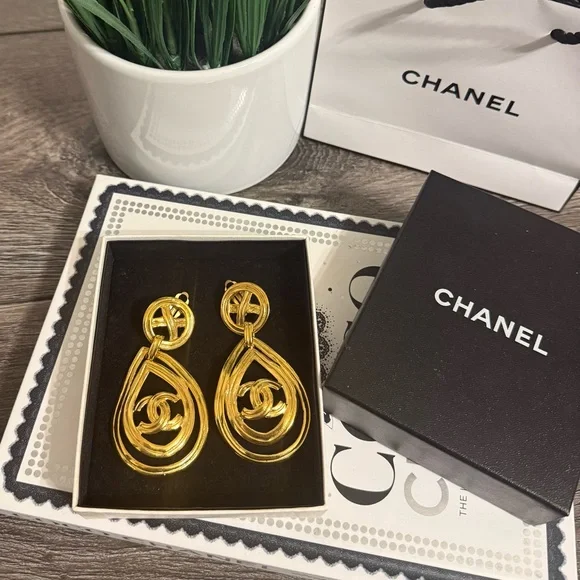 Beautiful CHANEL Vintage Elegant Gold CCStatement Drop Clip On Earrings